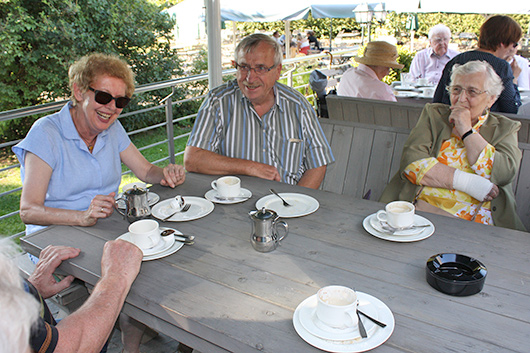Einige Teilnehmerinnen und Teilnehmer des Seniorenausflugs beim Kaffeetrinken in der Dammühle.