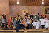 Alle teilnehmenden Kinder und Erwachsenen haben sich vor dem Altar zum Gruppenbild aufgestellt.