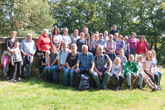 Die rund 35 Gemeindemitglieder, die an der Wanderung teilnahmen, haben sich vor der Burgruine Weißer Stein zum Gruppenfoto aufgestellt.