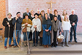 Gruppenbild mit allen Mitwirkenden vor dem Altar der Trinitatiskirche.