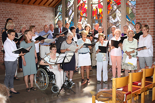 Der Heinrich-Schütz-Chor aus Münster beim Singen vor dem Pfingstfenster der Trinitatiskirche.