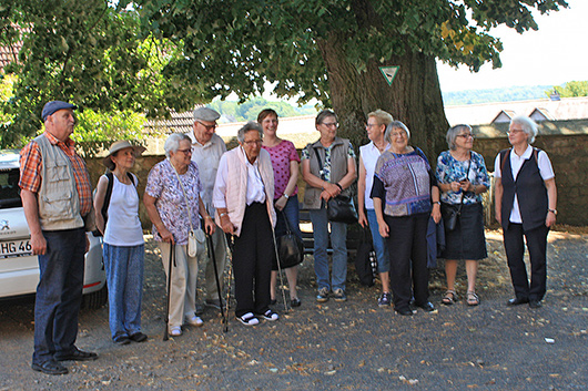 Die Teilnehmerinnen und Teilnehmer des Seniorenausflugs auf dem Geländer der evangelischen Kirche Fronhausen.