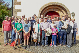 Die Teilnehmerinnen und Teilnehmer an der Wanderung vor der Kirche in Michelbach.