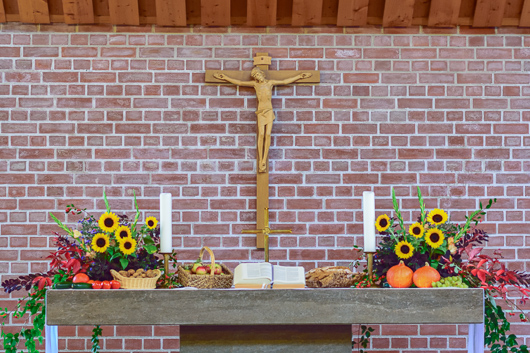 Früchte und Blumen auf dem Altar der Trinitatiskirche.