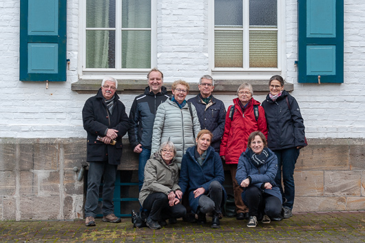 Die Mitglieder des Kirchenvorstands haben sich zum Gruppenbild vor dem Alten Forsthaus in Germerode aufgestellt.