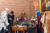 Szenenbild aus dem Stall von Bethlehem, wo der Wirt auf die Geburt Jesu hingewiesen wird.