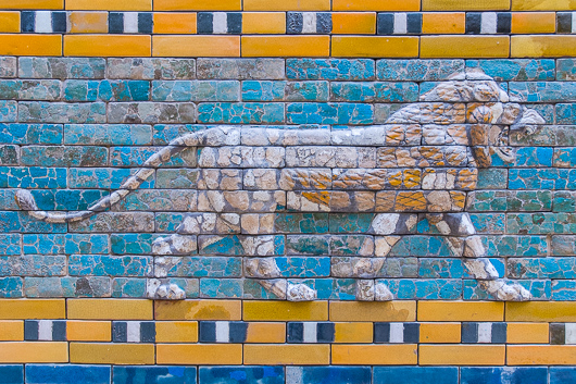 Detailfoto eines Löwen-Reliefs der Prozessionsstraße am Ischtar-Tor.
