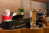 Nahaufnahme der beiden Musiker im Altarraum der Trinitatiskirche.