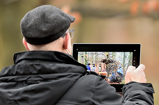 Blick auf das Tablet-Display des Kameramanns, der im Wald gerade die Szene aufnimmt, als die Hirten an der Krippe stehen.