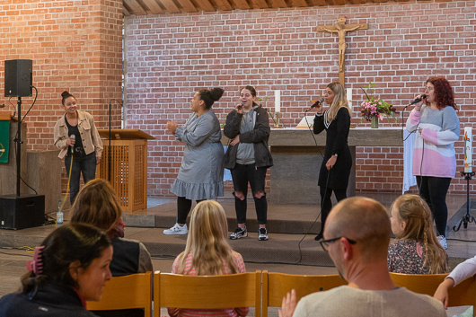 Teilnehmerinnen des Gesangs-Workshops für junge Menschen im Altarbereich der Trinitatiskirche.