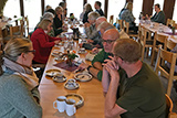 Die Besucherinnen und Besucher unterhalten sich nach dem Erntedankgottesdienst bei Kaffee und Kuchen im großen Gemeinderaum.