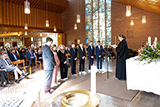 Die Noch-Konfirmandinnen und -Konfirmanden stehen mit dem Rücken zur Gemeinde vor dem Altar, wo Pfarrerin Mohr eine Ansprache an sie hält.