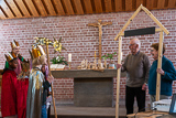 Im Altarraum der Kirche sind einige der Sternsinger-Kinder zu sehen, die gleich das ebenfalls abgebildete Ehepaar Lehmann besuchen werden.
