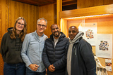 Vor dem Schaukasten zum Straenkinder-Projekt im Foyer der Trinitatiskirche haben sich die beiden thiopischen Gste sowie Enkeltochter und Sohn von Pfr. Mommsen zum Gruppenbild aufgestellt.