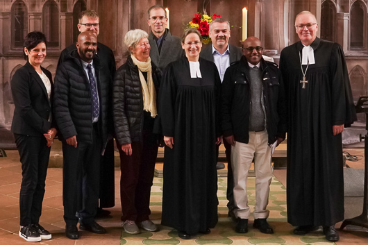 Gruppenbild mit den thiopischen Gsten und den Vertreterinnen und Vertretern der Kirchenkreise Marburg und Kirchhain vor dem Lettner der Elisabethkirche.