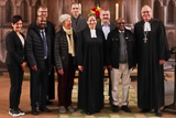 Gruppenbild mit den thiopischen Gsten und den Vertreterinnen und Vertretern der Kirchenkreise Marburg und Kirchhain vor dem Lettner der Elisabethkirche.
