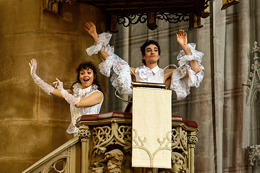 Ein Schauspieler und eine Schauspielerin sind in einer Szene auf der Kanzel der Elisabethkirche zu sehen.