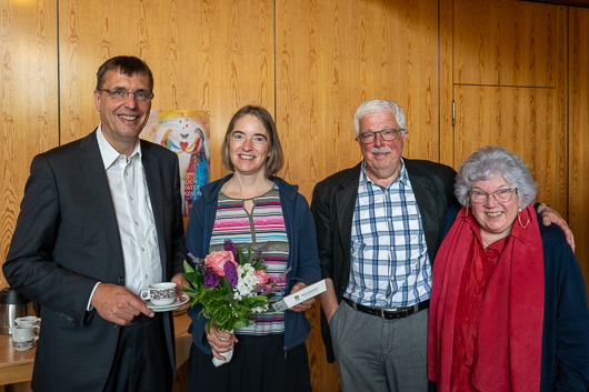 Im Foyer der Trinitatiskirche haben sich die Ehepaare Drumm und Rau zum Gruppenfoto aufgestellt.