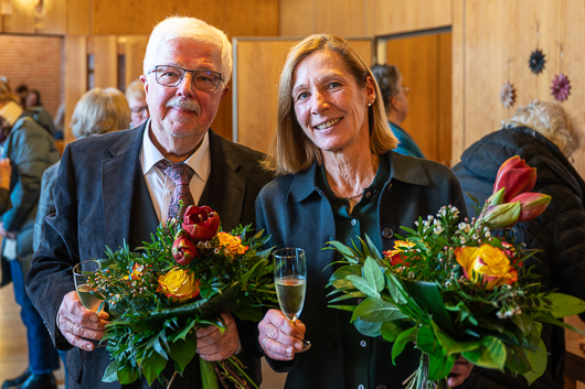Die geehrten und mit Blumenstr�u�en beschenkten scheidenden Mitglieder des Kirchenvorstands haben sich im Foyer der Trinitatiskirche f�r den Fotografen aufgestellt.