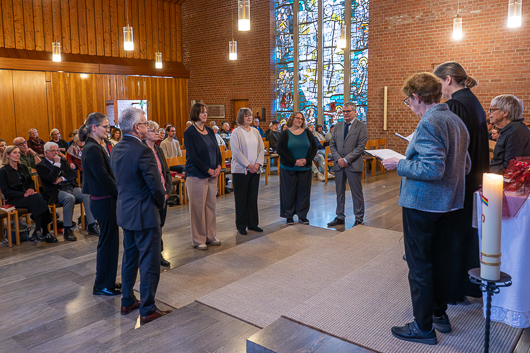 Die neu gew�hlten bzw. berufenen Mitglieder des Kirchenvorstands haben sich im Halbkreis im Altarraum der Trinitatiskirche aufgestellt.