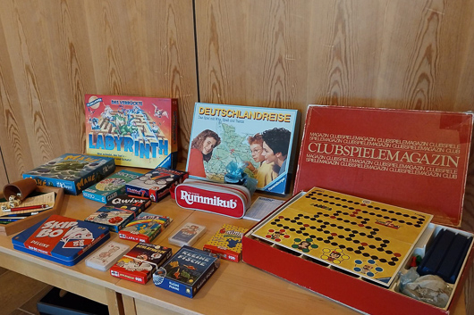 Auf Tischen im Gemeinderaum der Trinitatiskirche sind verschiedene Gesellschaftsspiele aufgebaut.