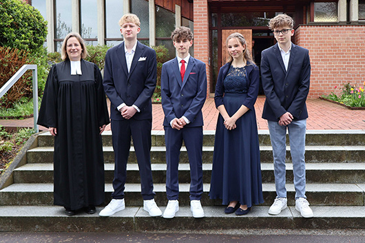 Vor der Kirche haben sich die Noch-Konfirmanden und Pfarrerin Mohr zum Gruppenfoto aufgestellt.