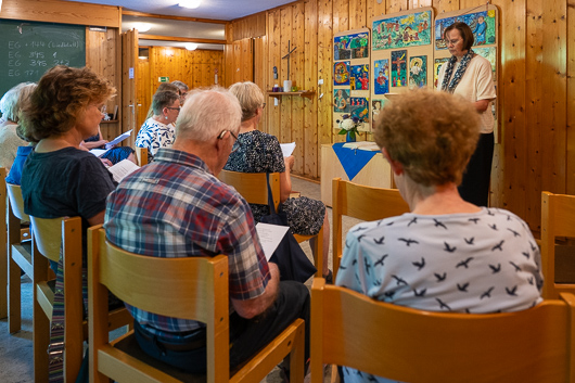 Blick in den Kindergottesdienstraum im Untergeschoss der Trinitatiskirche, wo Lektorin Birgit Hee�el am Pult zu sehen ist.