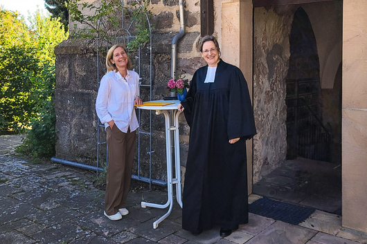 Vor dem Eingang zur evangelischen Martinskirche warten Pfarrerin Mohr und Doro Mattern auf die k�nftigen ABC-Sch�tzen.
