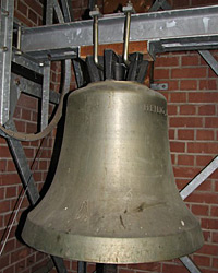 Abbildung einer der vier Glocken im Turm der Trinitatiskirche